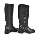 Bota de caña alta color negro con hebillas decorativas y taco bajo.