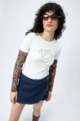 Remera blanca de manga corta con cuello redondo y estampado frontal con relieve de un corazón con un caballo y texto.
