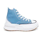 Championes de bota de tela denim celeste con detalles en blanco y suela marrón.