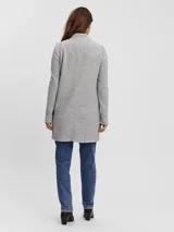 Abrigo largo gris melange, con cuello solapa y bolsillos laterales.