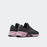 Championes de entrenamiento Reebok Flip Charge, color gris oscuro con detalles en rosado. Presentan una malla transpirable en la parte superior y una suela robusta con soporte lateral reforzado en color rosado y negro.