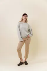 Jean blanco de tiro medio-alto, calce recto y largo al tobillo.