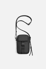 Bandolera vertical negra de acabado engomado con compartimento principal con cierre de cremallera y bolsillo interior plano. Bolsillo frontal con cierre de hebilla de liberación rápida. Asa de hombro ajustable y extraíble.