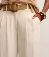 Pantalón wide leg negro de viscolino, con tiro alto, trabillas en la cintura, cierre tradicional y pliegues.
