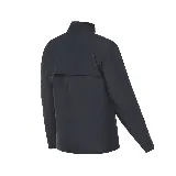 Campera deportiva New Balance color negro, con cierre frontal, cuello alto y logo estampado en el pecho. Confeccionada en tejido resistente al agua y que absorbe la humedad.