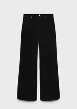 Pantalón de pana negro, de corte wideleg, tiro medio y cinco bolsillos. Cierre frontal con cremallera y botón, trabillas en la cintura.