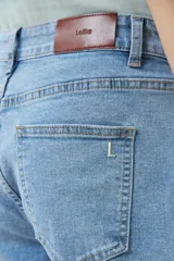 Short de jean celeste con bolsillos delanteros y traseros, y ruedo desflecado.