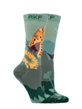 Calcetines de largo medio con estampado de paisaje en tonos verdes, grises y marrones.