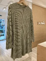 Vestido corto color beige de lanilla rib con manga larga.