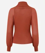 Blusa de punto color ladrillo con cuello alto boba, mangas largas con puños ajustados y detalle de hilo metalizado.