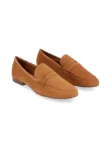 Mocasín color marrón claro de cuero gamuzado, con suela plana y antifaz clásico. Diseñado en Uruguay y fabricado en Brasil.