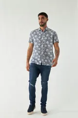 Camisa de hombre estampada, de manga corta y fit slim. Presenta cartera abotonada y logo bordado.