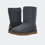 Botas UGG Classic Short II de gamuza color negro, con forro de piel de oveja y suela Treadlite by UGG™.