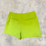 Short pollera color verde neón con cierre lateral invisible.