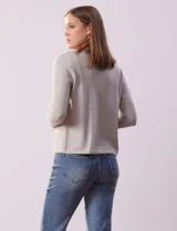 Cardigan tejido color gris claro, con mangas largas y diseño acanalado.
