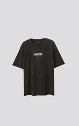 Remera negra con efecto gastado, cuello redondo y estampado frontal con la palabra 'AMOR' en blanco.