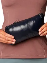 Campera puffer ultraligera de color negro con capucha, marca Mountain Hardwear modelo Ghost Whisperer. Presenta tejido ripstop, aislamiento de plumón, cierre frontal completo y bolsillos laterales con cremallera.