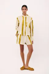 Short de lino italiano con estampado de peras, con bolsillos laterales y cintura elástica.