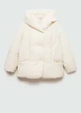 Campera puffer color crema con capucha, cierre frontal con botones a presión y bolsillos laterales.