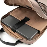 Mochila rectangular color taupe de poliéster, con cierre superior y dos bolsillos externos con cierre. Tiene un bolsillo interno con cierre y dos abiertos. Las correas son regulables y las asas fijas.