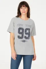 Remera gris con estampado de texto "New York" y el número 99 en azul.