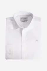 Camisa blanca de manga larga texturizada, tejida en dobby, con cuello italiano y cartera abotonada. Confeccionada en algodón y poliéster.