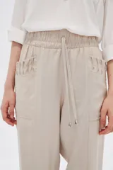 Pantalón babucha blanco con cintura elastizada y cordón ajustable.