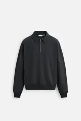 Sudadera negra de algodón con cuello polo y cierre de cremallera.