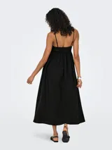 Vestido largo negro con tirantes finos ajustables y detalle de encaje en el busto.