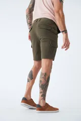 Bermuda cargo color beige con bolsillos laterales, logo bordado, cremallera, cierre y pasa cintos.