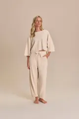 Buzo color crema de algodón, con mangas 3/4 raglán y corte holgado.