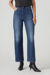 Pantalón de jean azul de corte recto, tiro alto y largo al tobillo.