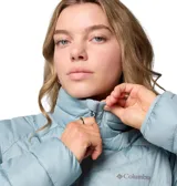 Chaqueta acolchada Columbia, color azul claro, con cierre frontal y cuello alto. Presenta costuras horizontales y bolsillos laterales con cierre.