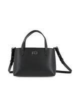 Cartera negra de cuero con doble asa de mano y correa bandolera ajustable. Tiene logo metálico de la marca en el frente, cierre principal con tiracierre personalizado y bolsillo interno aplicado.