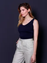 Musculosa blanca de hilo con cuello en V y botones frontales.