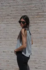 Musculosa gris de corte holgado, con cuello redondo y sisas amplias.