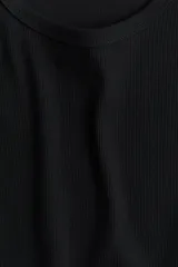 Remera negra de manga corta con cuello redondo, confeccionada en tejido de punto acanalado.