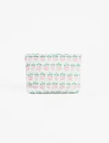 Estuche rectangular con estampado de cerezas sobre fondo a cuadros celestes y blancos.