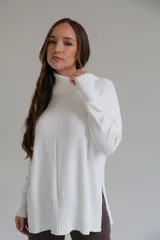 Sweater blanco de corte recto con cuello alto y aberturas laterales.