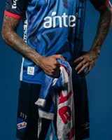 Short de fútbol Umbro del Club Nacional de Football, modelo de golero oficial 2025. Diseño negro con detalles en blanco y el logo de Umbro.