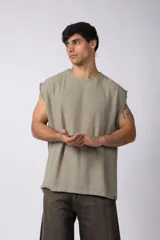 Musculosa oversize color crudo, tejida en lino con textura marcada y terminaciones deshilachadas.