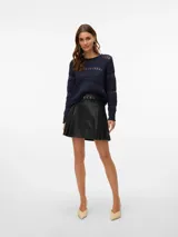 Sweater azul marino de punto calado con cuello redondo y mangas largas.