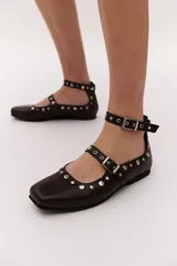 Ballerinas color chocolate con punta cuadrada, correa sobre el empeine con hebilla y apliques de tachas plateadas.