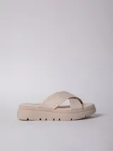 Sandalia de cintas anchas cruzadas, con plataforma de 3 cm de alto y diseño minimalista.