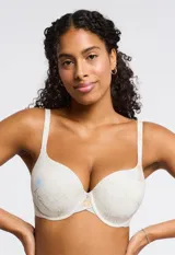 Soutien de lycra color violeta con aro y copa con formada, marca Montelle. Breteles fijos con largo regulable.