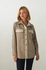 Camisa estilo leñador color marrón con detalles en beige, de manga larga y bolsillos frontales. Confeccionada en lana fina sin teñir, diseñada exclusivamente por Don Baez. Hecha 100% en Uruguay.