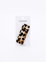 Broche para el pelo con estampado animal print de leopardo en tonos marrones y negros.