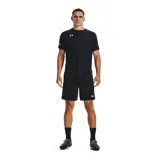 Remera deportiva verde con logo Under Armour blanco en el pecho y detalles de rayas blancas en las mangas.