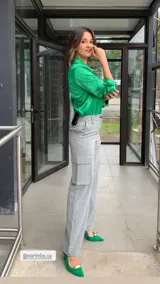 Camisa verde esmeralda de seda con cuello clásico y mangas largas.