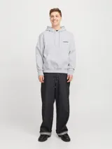 Buzo con capucha gris claro melange, de manga larga y corte holgado. Tiene bolsillo tipo canguro y logo pequeño estampado en el pecho.